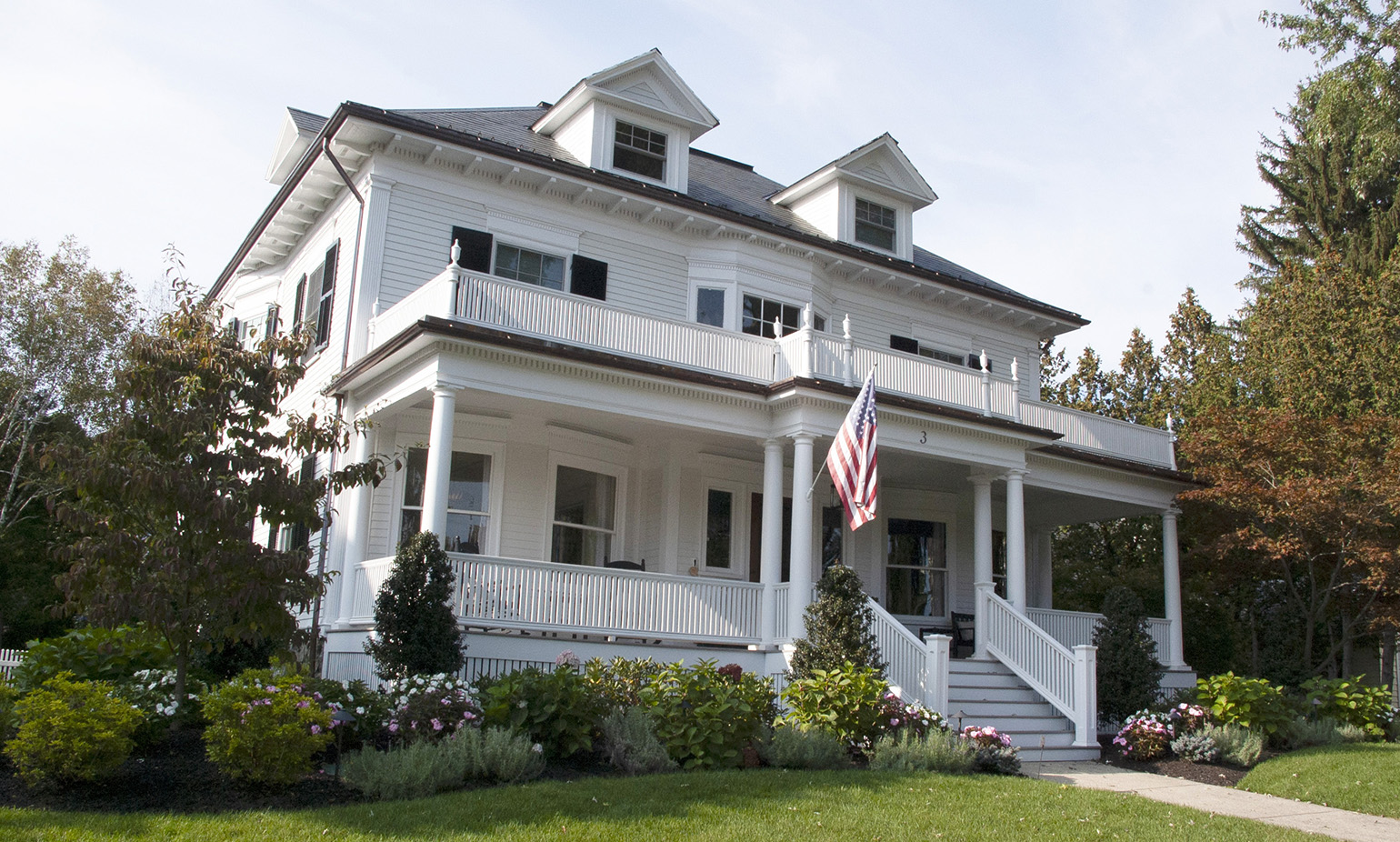 1 Lakeview Ave Front yard