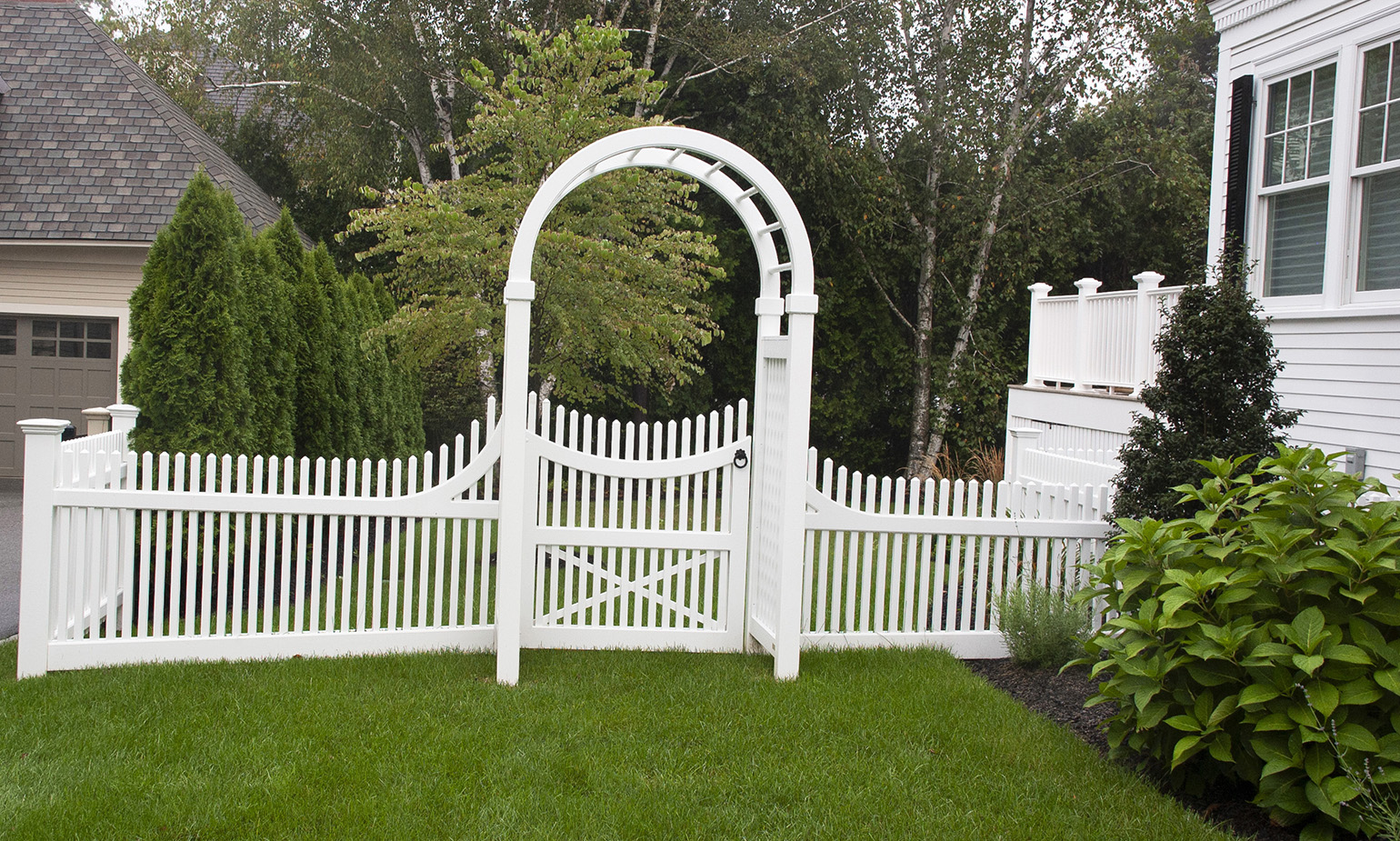 6 Lakeview Ave Side Fence