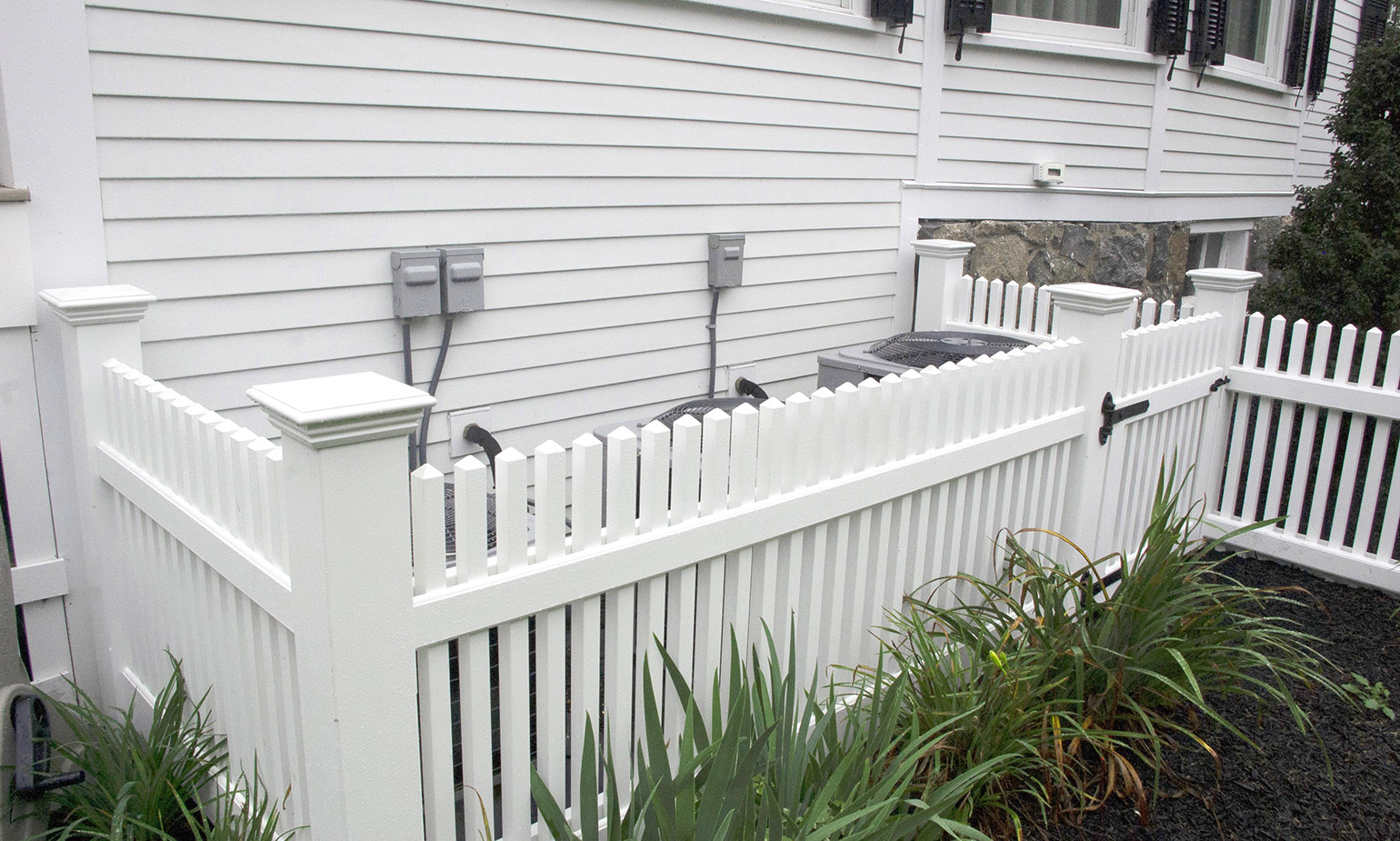 7 Lakeview Ave Rubbish Fence